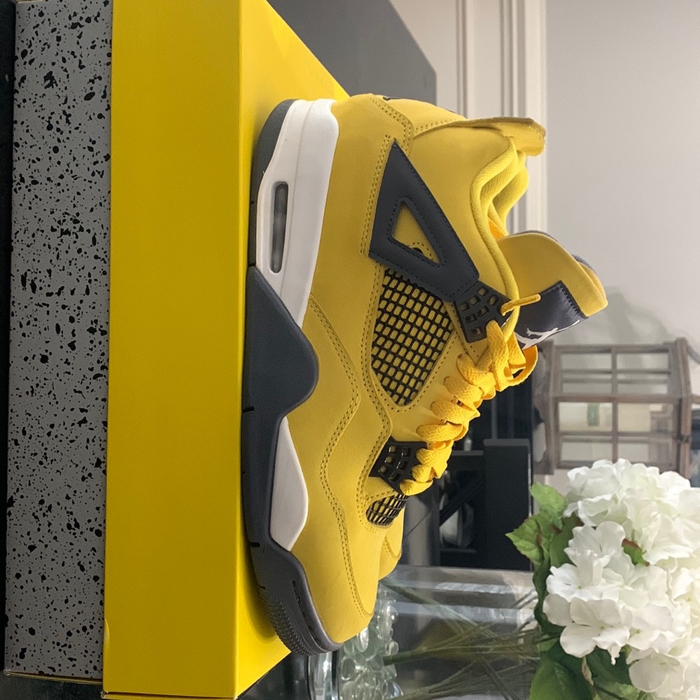 Jordan 4 lightning